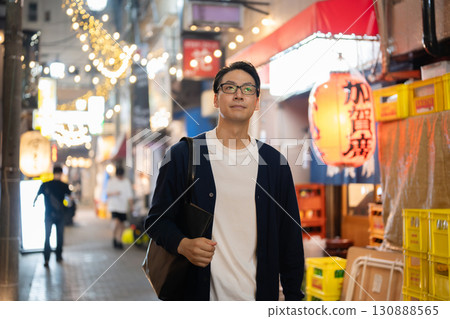 一個人在晚上走在城市 一個人在晚上走在城市 130888565
