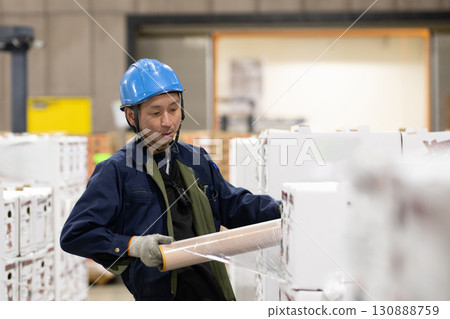 一名男子在冷藏倉庫工作 130888759