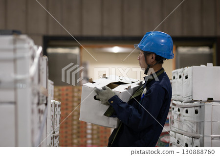 一名男子在冷藏倉庫工作 130888760