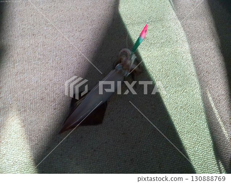 八月剛捕撈到的魷魚躺在船上 130888769