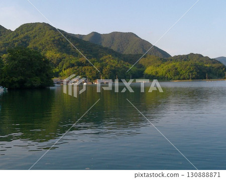 8月西舞鶴平靜的海山風光 130888871