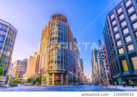 九月的東京城市景觀。三越前站前的日本橋三越百貨和日本橋北詰的交叉路口(第1張) 九月的東京城市景觀。三越前站前的日本橋三越百貨和日本橋北詰的交叉路口(第1張) 130889016
