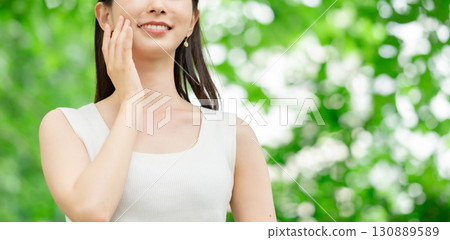 站在新鮮綠葉中的女人 — — 美麗的形象 站在新鮮綠葉中的女人 — — 美麗的形象 130889589