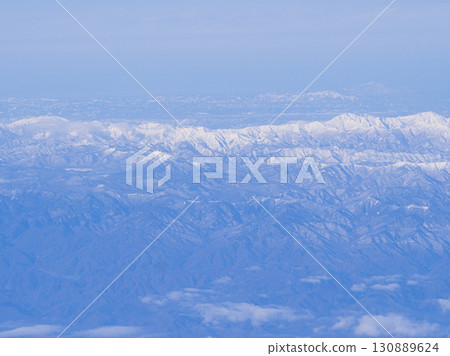 雪山山脈的鳥瞰圖 雪山山脈的鳥瞰圖 130889624