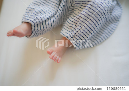 躺著的嬰兒的腳 130889631