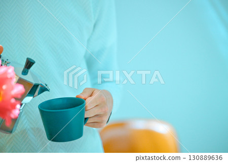 Teacup and pouring hand 130889636