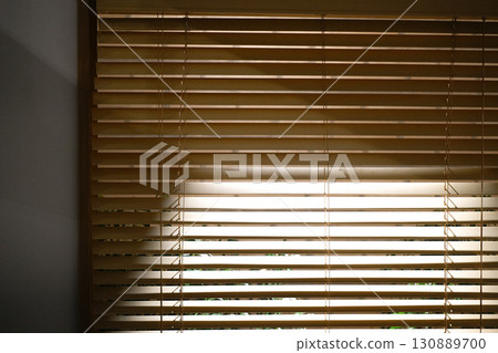 透過百葉窗的光線 透過百葉窗的光線 130889700