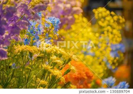 七彩鮮花花束 130889704