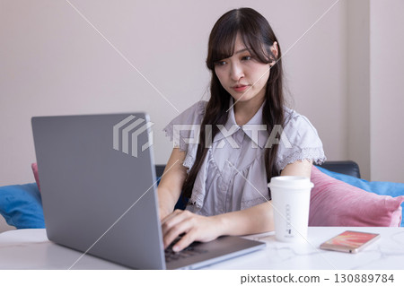 一位日本女性在客廳使用電腦 一位日本女性在客廳使用電腦 130889784