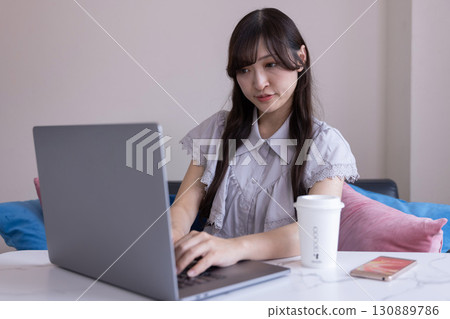 一位日本女性在客廳使用電腦 一位日本女性在客廳使用電腦 130889786