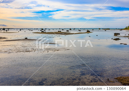 午後的澤田海灘（宮古島、伊良部島）有無數巨大的岩石 130890064
