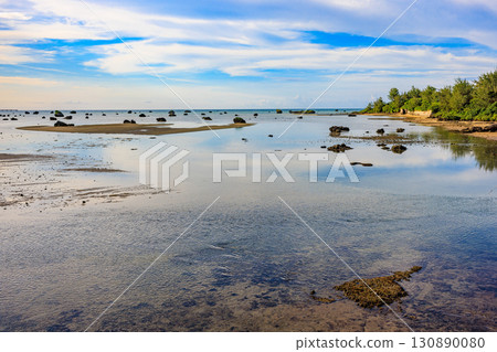 午後的澤田海灘（宮古島、伊良部島）有無數巨大的岩石 130890080