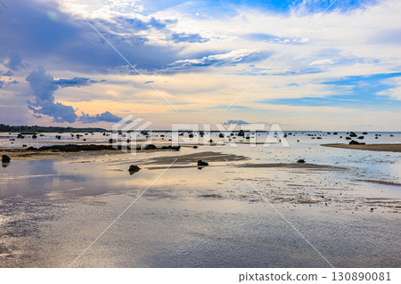 午後的澤田海灘(宮古島、伊良部島)有無數巨大的岩石 午後的澤田海灘(宮古島、伊良部島)有無數巨大的岩石 130890081