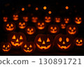 許多南瓜燈在黑暗中閃閃發光 130891721