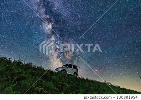 星空和四輪驅動車輛的輪廓 130891954