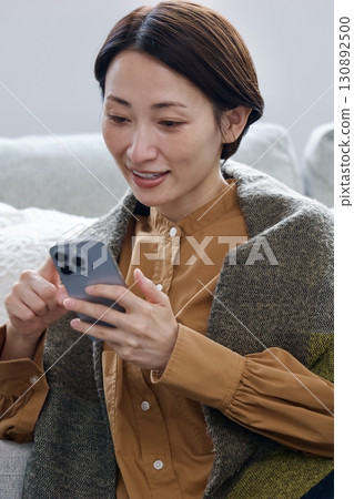 操作手機的女人 130892500