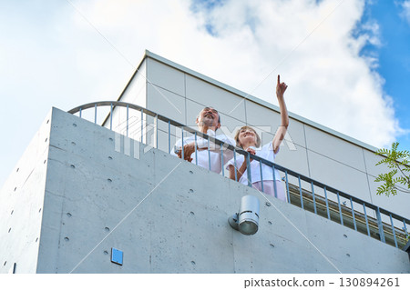 一對富有的中年夫婦站在陽台上 130894261