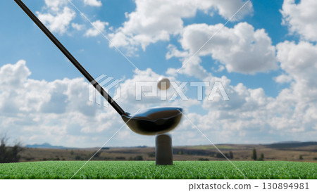 在高爾夫練習場用木桿擊球的瞬間 在高爾夫練習場用木桿擊球的瞬間 130894981