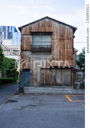 A rusty, abandoned two-story house, an abandoned Showa-era building 130895921