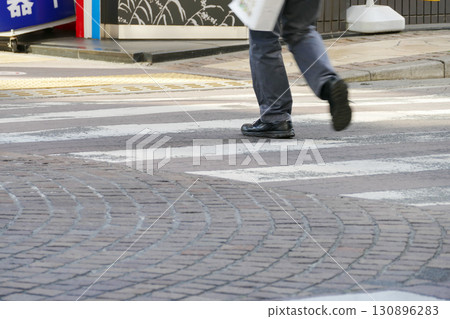 [Pedestrians around Sagami-Ono Station] 130896283