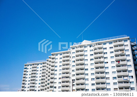 藍天下的巨型住宅區，巨大的公共住宅區 130896611