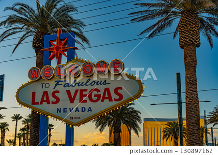 美國內華達州拉斯維加斯的拉斯維加斯標誌的日落景觀 130897162