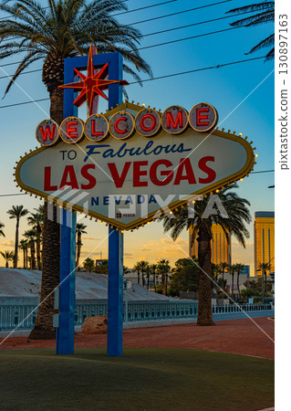 美國內華達州拉斯維加斯的拉斯維加斯標誌的日落景觀 130897163