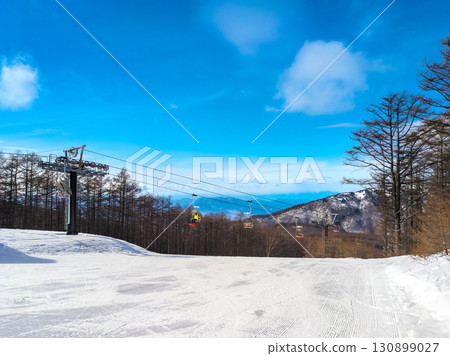 Wide, quiet, sunny slopes with traces of packed snow (Tomi City, Nagano Prefecture; Tsumagoi Village, Gunma Prefecture; Yunomaru Plateau) 130899027