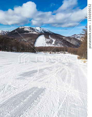 冬季滑雪場，留有雪道痕跡和積雪，可遠眺湯之丸山的景色（長野縣東禦市、群馬縣嬬戀村、湯之丸高原） 130899032