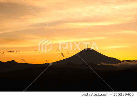 富士山和金時山的輪廓和日落 富士山和金時山的輪廓和日落 130899406