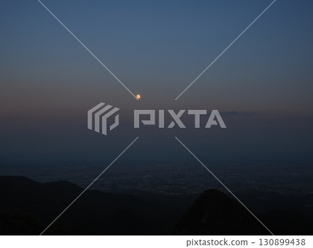 The moon and the town where the veil of night falls (20250906180549) The moon and the town where the veil of night falls (20250906180549) 130899438