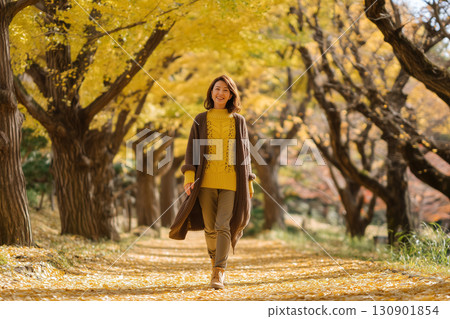 女人,秋天,銀杏,黃,林蔭大道,落葉,微笑,秋葉,漫步,自然,風景,假日,放鬆,戶外,深秋 130901854