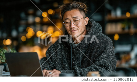 戴眼鏡的男人正在使用筆記型電腦 戴眼鏡的男人正在使用筆記型電腦 130902012