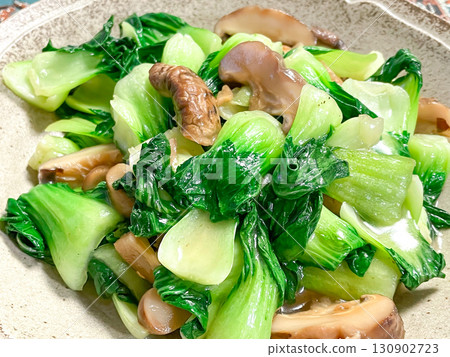 中式家常菜:炒高麗菜和香菇 中式家常菜:炒高麗菜和香菇 130902723