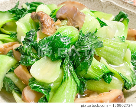 中式家常菜:炒高麗菜和香菇 中式家常菜:炒高麗菜和香菇 130902724