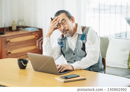 老人擔心看電腦 130902992