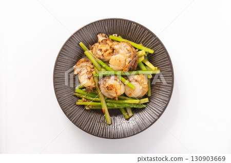 Stir-fried scallops and asparagus with garlic, butter and soy sauce 130903669