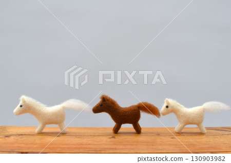 一排羊毛氈馬 一排羊毛氈馬 130903982