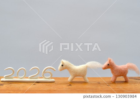 新年材料,上方有一排羊毛氈馬 新年材料,上方有一排羊毛氈馬 130903984