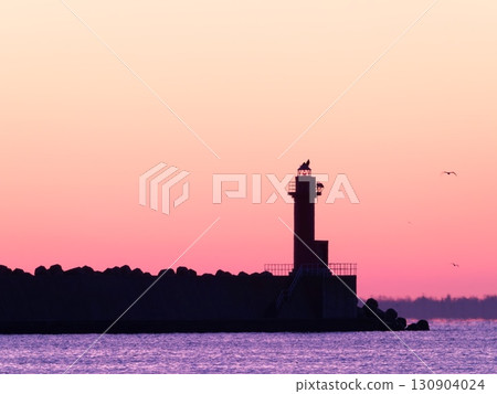 北海道士別漁港的燈塔與風暴的離去 北海道士別漁港的燈塔與風暴的離去 130904024