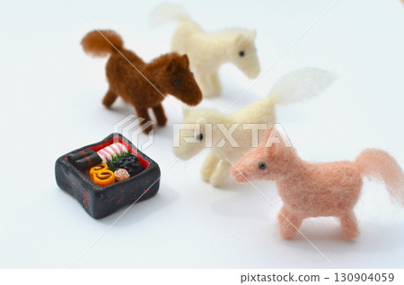 新年材料,描繪了羊毛氈馬聚集在新年菜餚周圍 新年材料,描繪了羊毛氈馬聚集在新年菜餚周圍 130904059