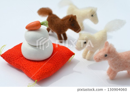 新年材料，描繪了羊毛氈馬聚集在鏡餅上 130904060