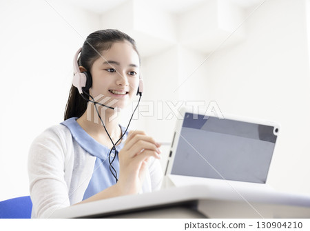 女孩學習平板電腦 女孩學習平板電腦 130904210