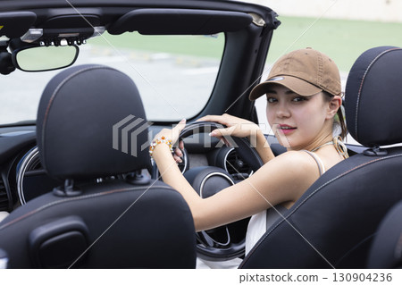 開車的可愛女人 130904236