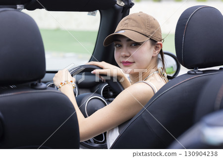 開車的可愛女人 130904238
