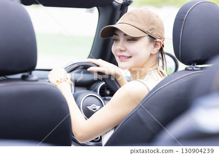 開車的可愛女人 130904239