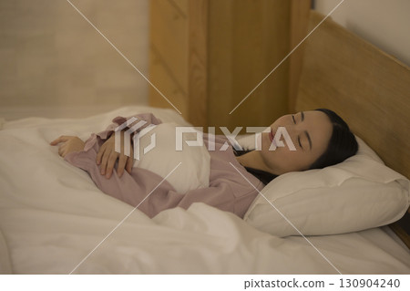 睡在床上的女人 130904240
