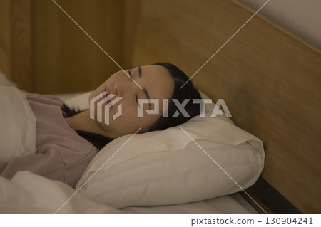 睡在床上的女人 130904241