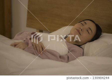 睡在床上的女人 130904244