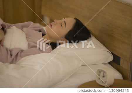 woman sleeping in bed 130904245